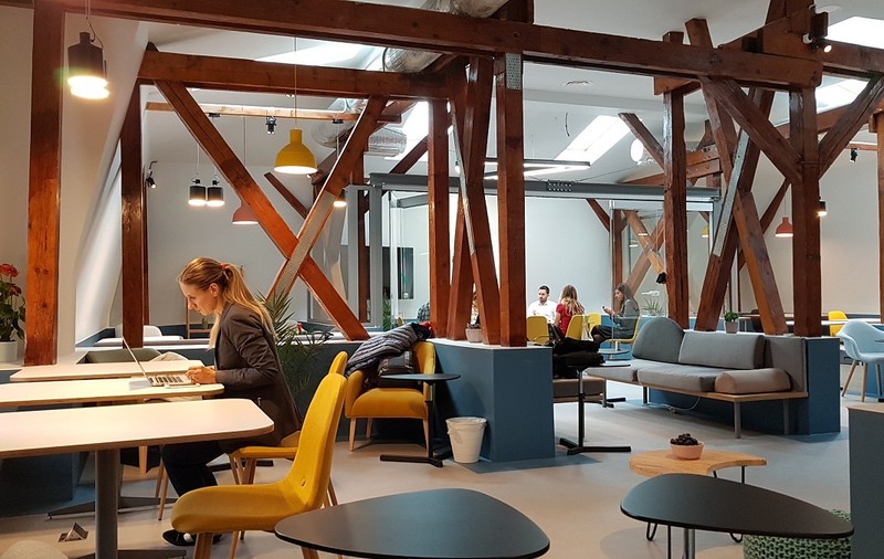 Cât poți să plătești ca să nu lucrezi de acasă! Spațiile de coworking, o afacere în plină dezvoltare