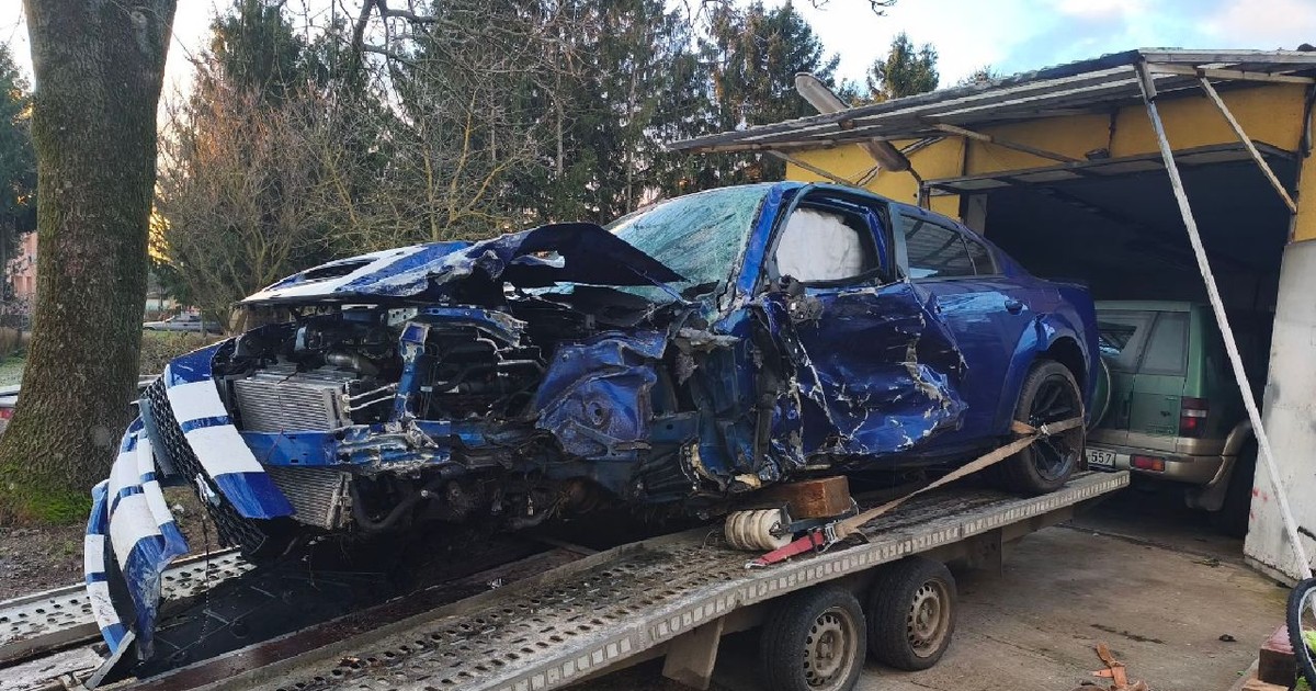 Mașina condusă de profesor s-a făcut praf