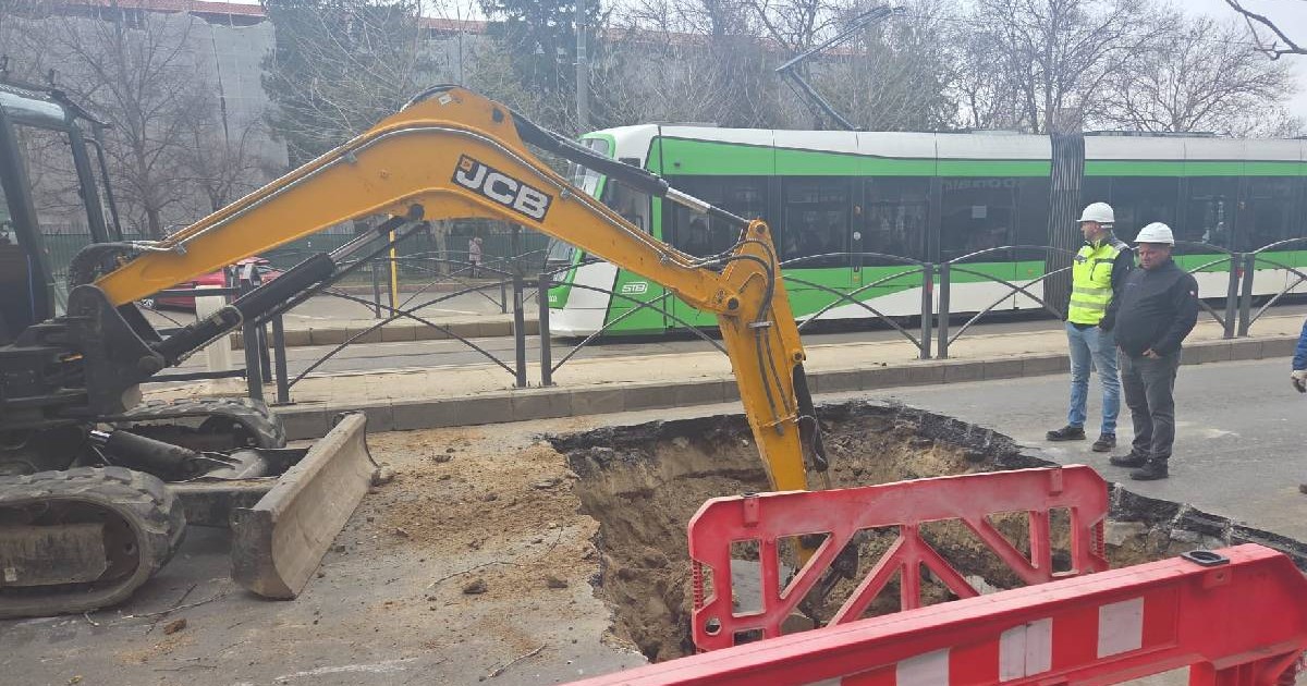 Un crater mare s-a format în București Termoenergetica a trimis echipe să intervină