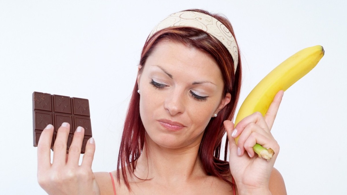 O femeie cu o banană în mână