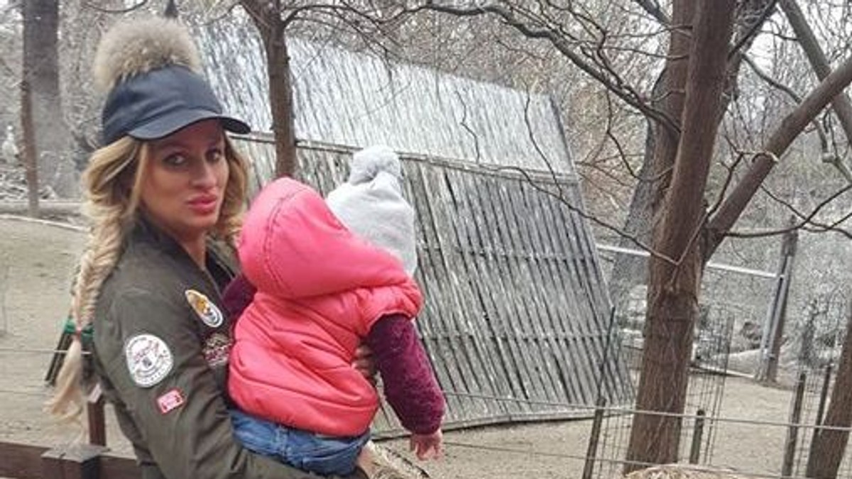 Ce spune Sânziana Buruiană despre faptul că-și alăptează fetița la trei ani. "Niciodată nu am încercat să opresc asta" | FOTO