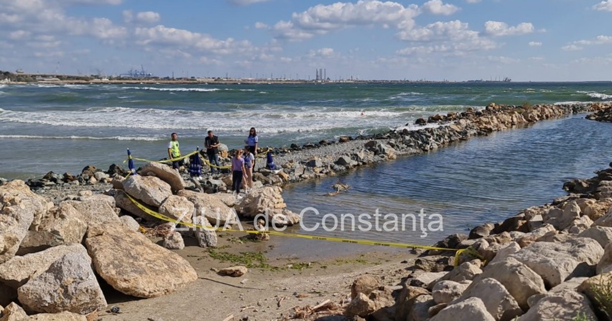 Cadavrul unui bebeluș găsit pe plajă, la Eforie Nord. „Era într-un săculeț închis”, spune bărbatul care l-a văzut. Foto: Ziua de Constanța