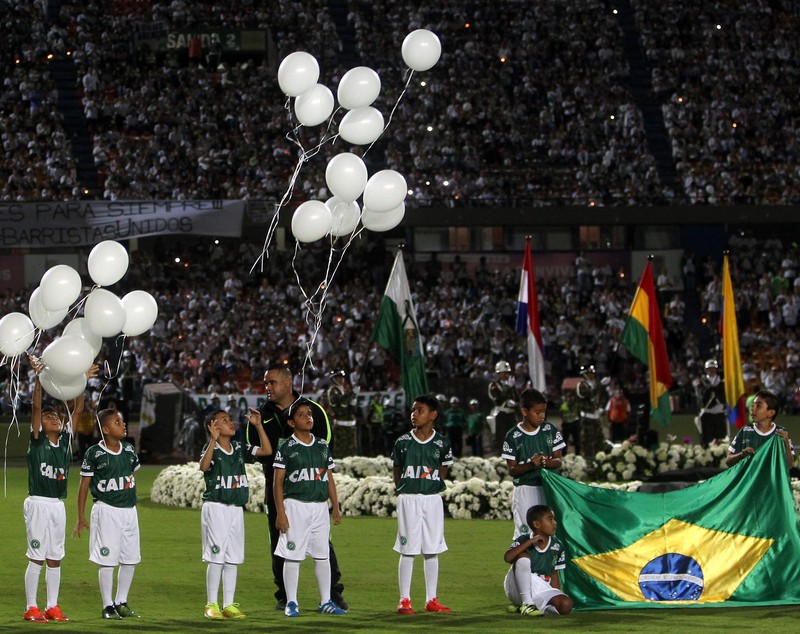 Avion prăbușit în Columbia. 150.000 de oameni i-au comemorat pe cei 71 de morți, printre care și aproape toți jucătorii de la Chapecoense | FOTO&VIDEO