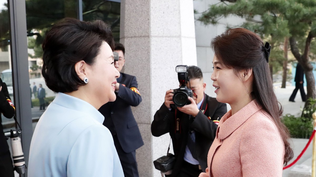 întâlnirea dintre soțiile lui Kim Jong-un și Moon Jae-in