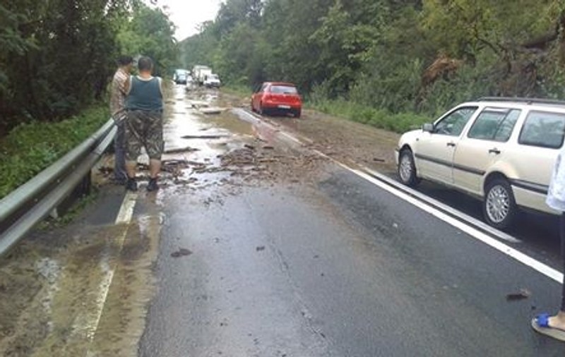DN 7 este blocat de aluviuni în județul Arad. Mai multe gospodării au fost inundate, iar o mașină a fost luată de viitură