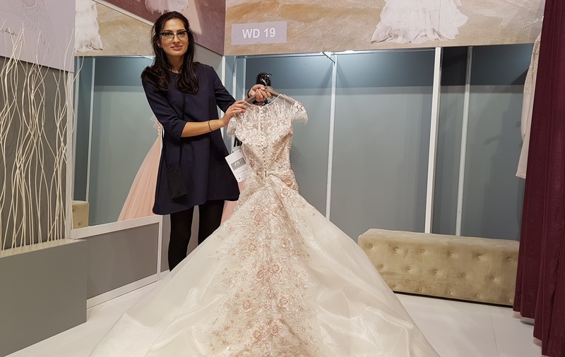 Ce rochii de mireasă se poartă în 2018: roz prăfuit și cu pene de struț| VIDEO