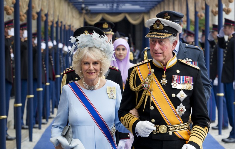 Camilla Parker îl ameninţă pe Prinţul Charles:  "Voi spune lumii că eşti gay"