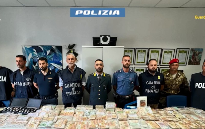 „Nu am mai văzut așa ceva”. Comoara unui șef din Camorra, ascunsă în pereții casei: 4 milioane de euro cash, 5 milioane în aur, diamante și ceasuri de lux