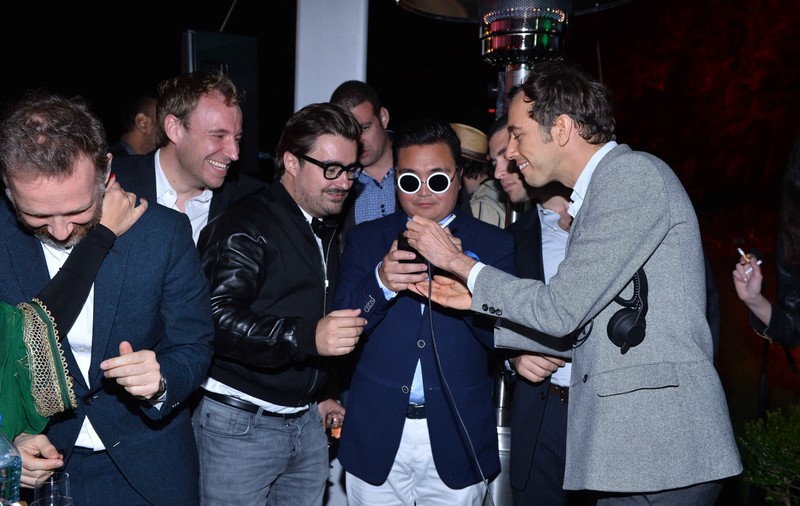 TUPEU MAXIM! Un tip s-a dat drept PSY şi A PĂCĂLIT PE TOATĂ LUMEA la Cannes! S-a fotografiat cu vedete, a dat autografe şi a participat la petreceri exclusiviste! FOTO