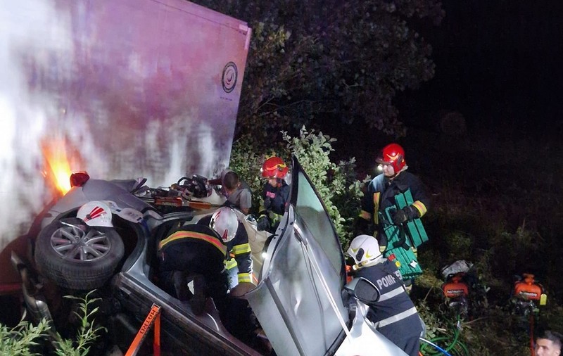 Familie distrusă în Sibiu, unde un camion intrat pe contrasens a făcut praf o mașină. Șoferul și soția lui au murit, doi adolescenți au fost grav răniți