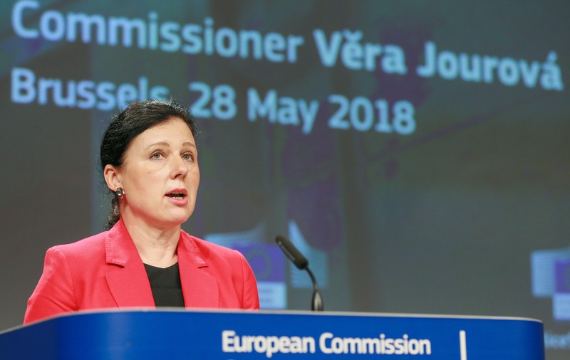 Vicepreşedinta CE, Vera Jourova: “Nu am făcut suficiente eforturi pentru a sprijini populația romă din UE”. Ce plan propune CE pentru romi