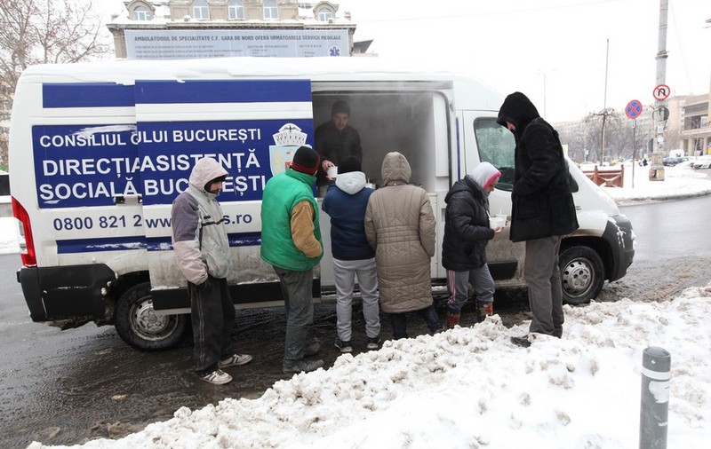 Oamenii străzii dau năvală în adăposturile primăriei şi se îngrămădesc la ceaiuri calde!| FOTO