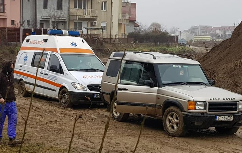 Ambulanță blocată în noroi, în cartierul Henri Coandă din București. SABIF: „Am redirecționat altă salvare, a ajuns în 5 minute”
