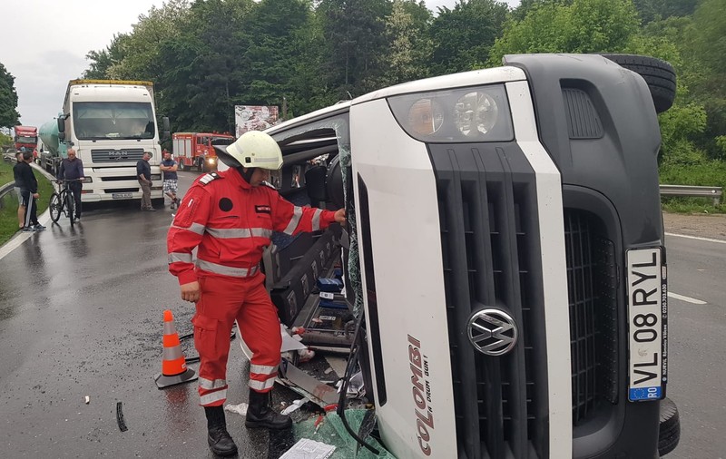 Un microbuz cu 5 persoane s-a răsturnat în județul Vâlcea. A fost activat Planul roșu