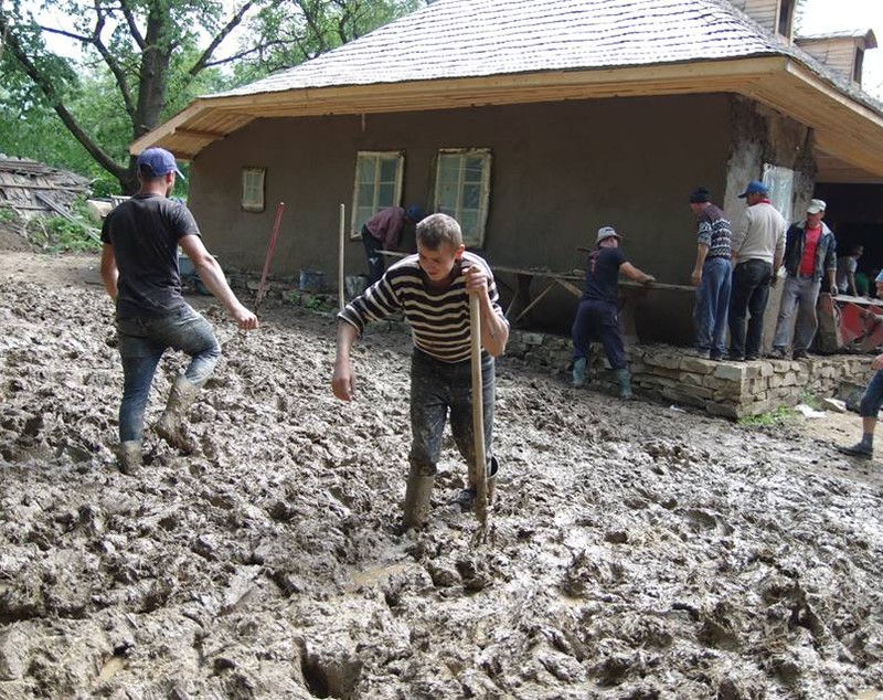 Clacă la casa lui George Enescu! Voluntarii au reparat pereții cu mâinile goale