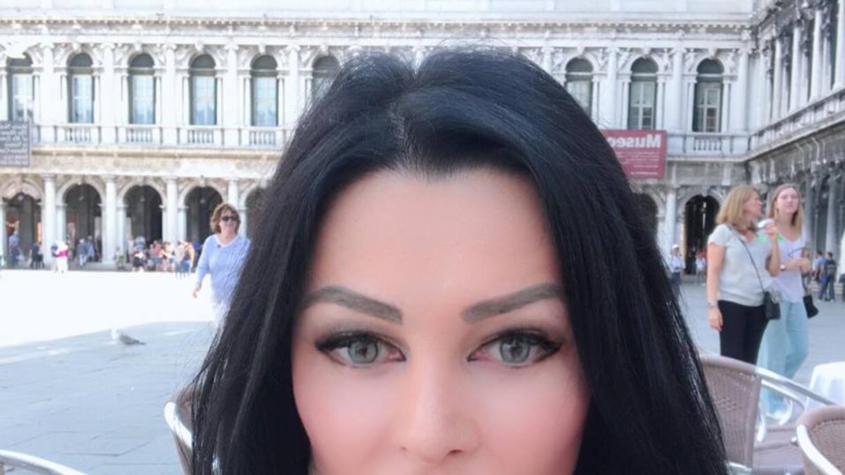 Brigitte Sfăt, legată de mâini pe un perete și în cel mai provocator costum de baie. Ipostază incredibilă