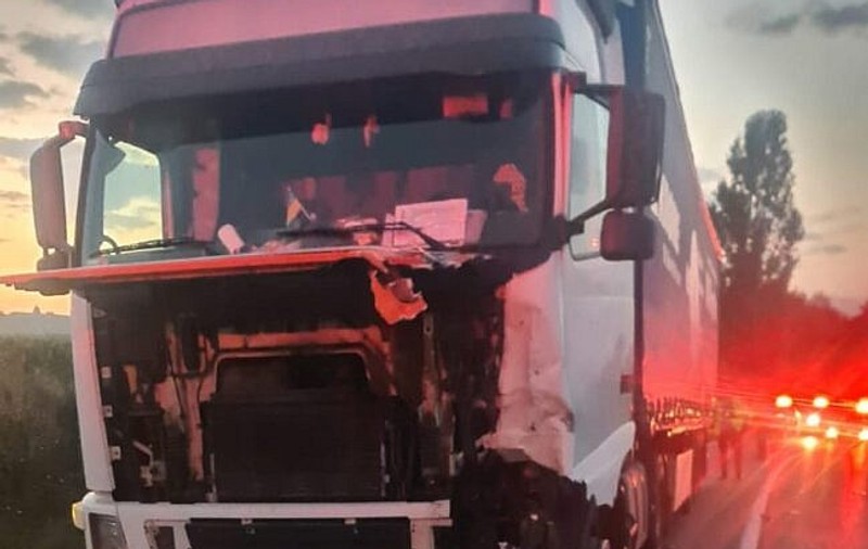 Doi bărbați aflați pe o motocicletă au murit după ce au fost loviți de un TIR, în județul Suceava