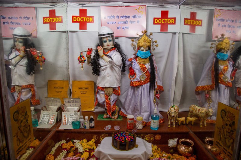 Statuile zeităților îmbracate în doctori într-un templu din Jodhpur (foto Hepta)