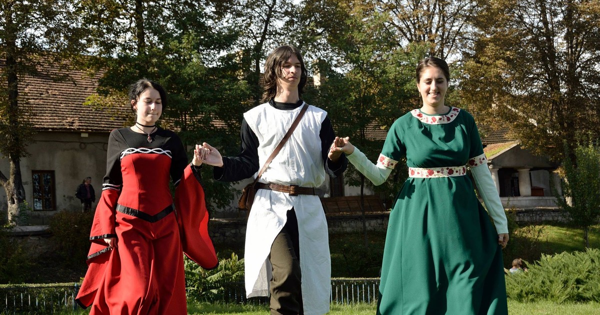 Cavaleri și domnițe la Castelul Corvinilor