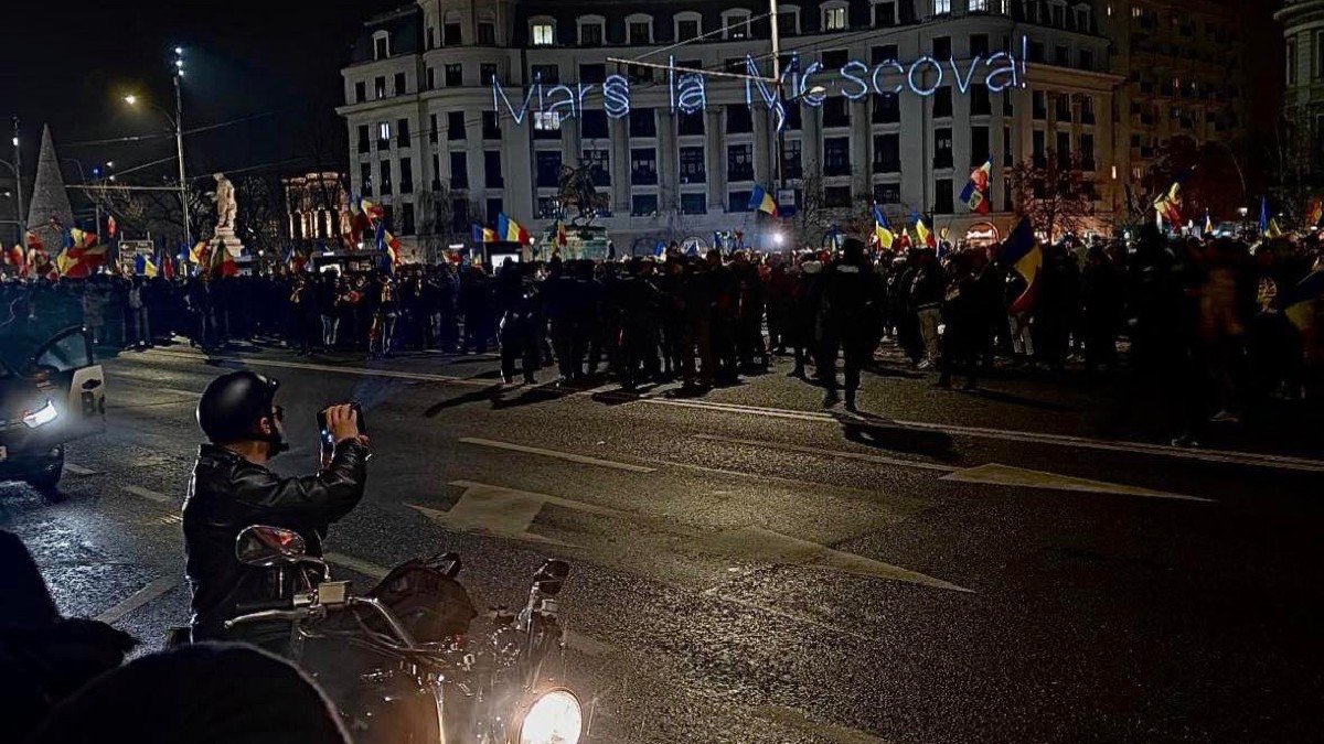Adrian Băzăvan a proiectat de pe motocicletă pe o clădire mesajul „Marș la Moscova!”