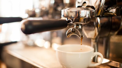 Coffee,Extraction,From,Professional,Coffee,Machine,With,Bottomless,Filter