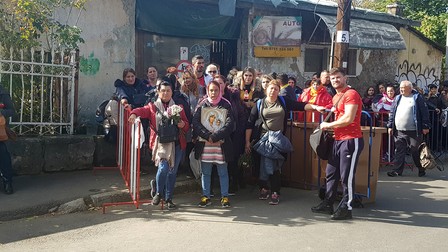 Primii pelerini s-au așezat la coadă încă de joi seara
