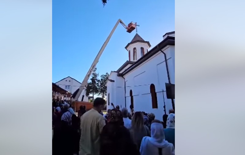 ÎPS Teodosie s-a urcat într-o nacelă pentru a sfinţi crucile de pe turla unei biserici din Agigea. VIDEO