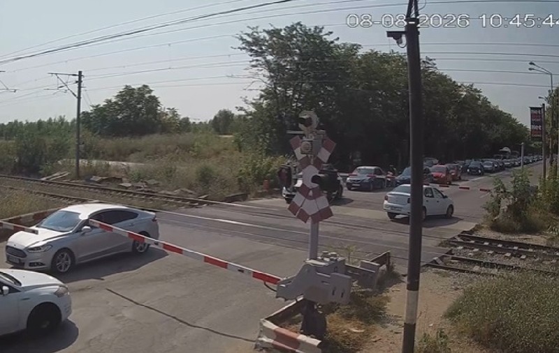 Șoferi prinși între bariere la Petricani, în timp ce trecea trenul: Cum explică CFR incidentul. Imaginile au fost trimise la Poliție
