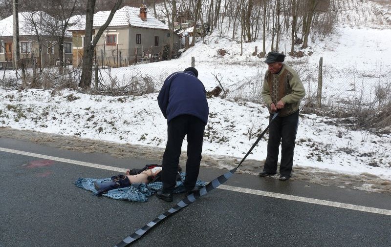 Copil de 7 ani, călcat de o maşină în timp ce cerşea