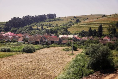 Comuna Augustin este situată în nordul judeţului Braşov