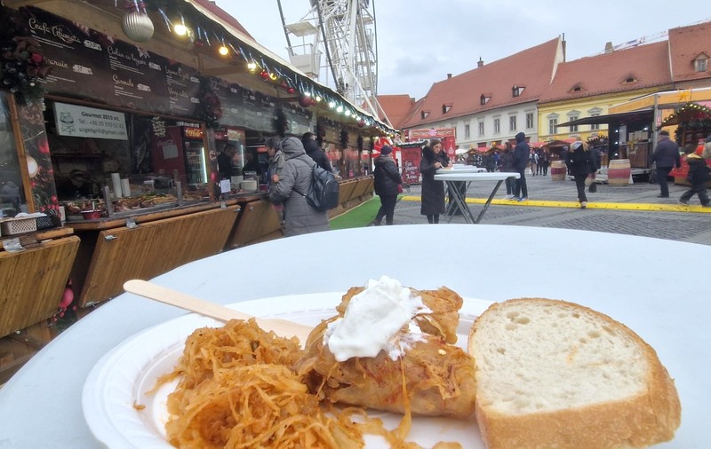 Târgul de Crăciun din Sibiu întâmpină vizitatorii cu bucate delicioase. Cât costă două sarmale