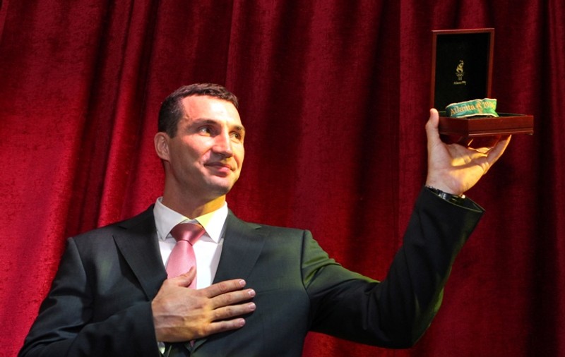Ăsta da act de caritate! Un necunoscut a plătit 1 milion de dolari pentru medalia de aur a lui Klitschko, dar i-a lăsat-o sportivului!