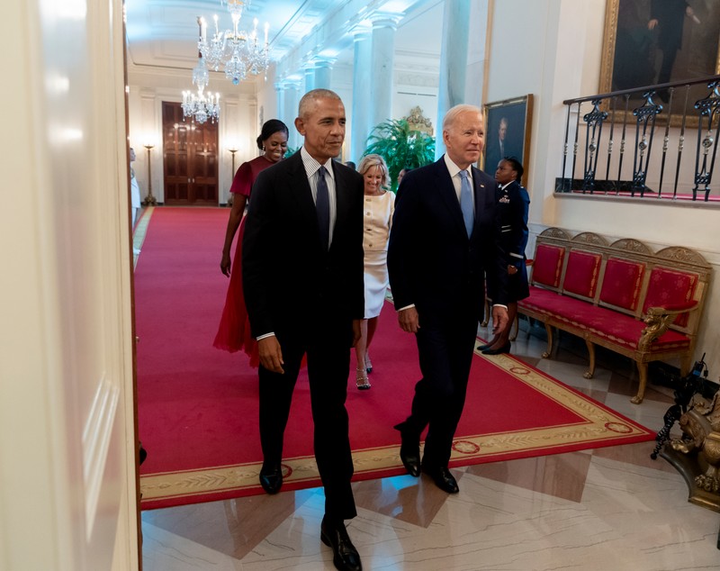 Barack și Michelle Obama și-au dezvelit potretele oficiale de la Casa Albă, la peste cinci ani de la încheierea mandatului prezidențial