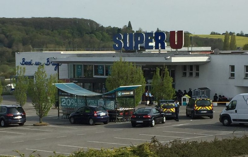 Luare de ostatici într-un supermarket din Franța. Un bărbat înarmat a fost arestat