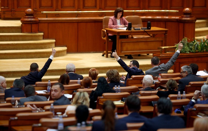 UPDATE | Codurile Penale, modificate după decizia CCR, au trecut de Parlament. Opoziţia anunţă un nou atac la CCR