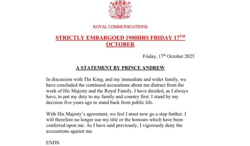 După discuțiile cu regele Charles și familia regală, Prințul Andrew își menține decizia de a se retrage din viața publică și renunță la titlurile sale, inclusiv cel de Duce de York și la apartenența sa la Ordinul Jartierei.