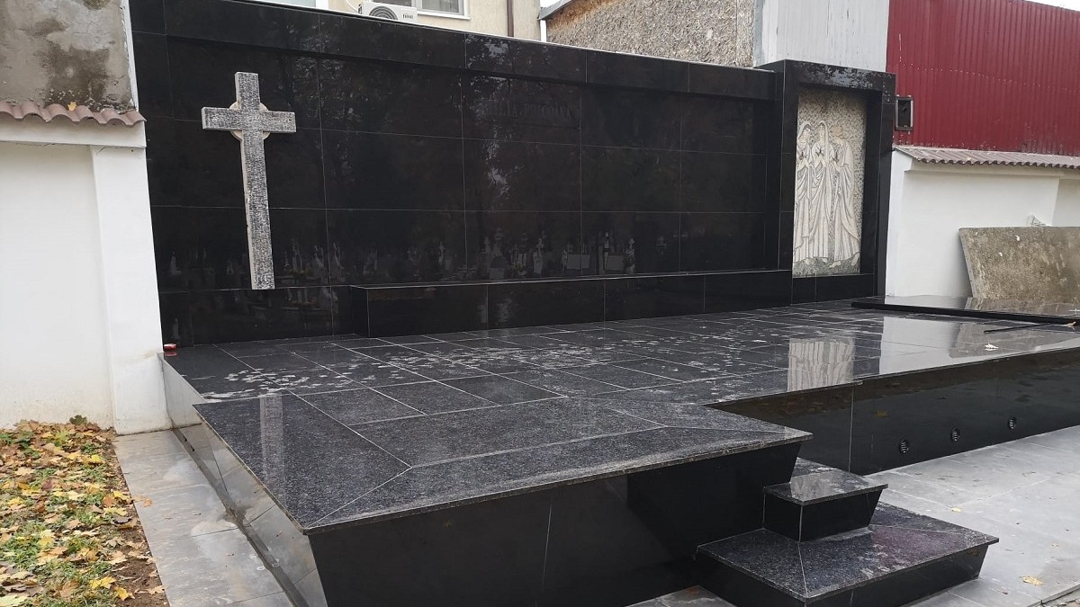 Cavou negru într-un cimitir