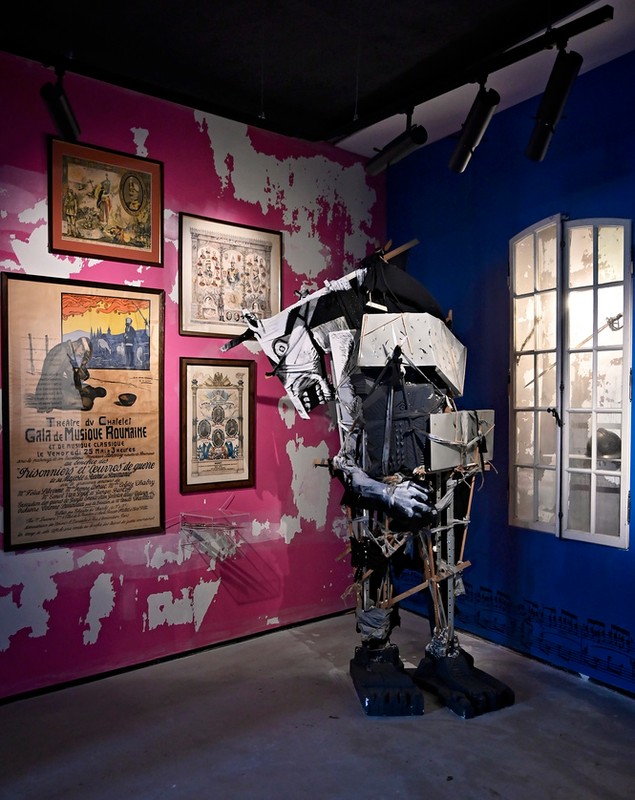 Arta iese din galerii - tineri artiști români, expuși într-un mall din Capitală. Alexandru Rădvan, curatorul expoziției „Young Blood”: „Arta nu e ceva ce trebuie băgat pe gât. Are doar nevoie de puțin spațiu”