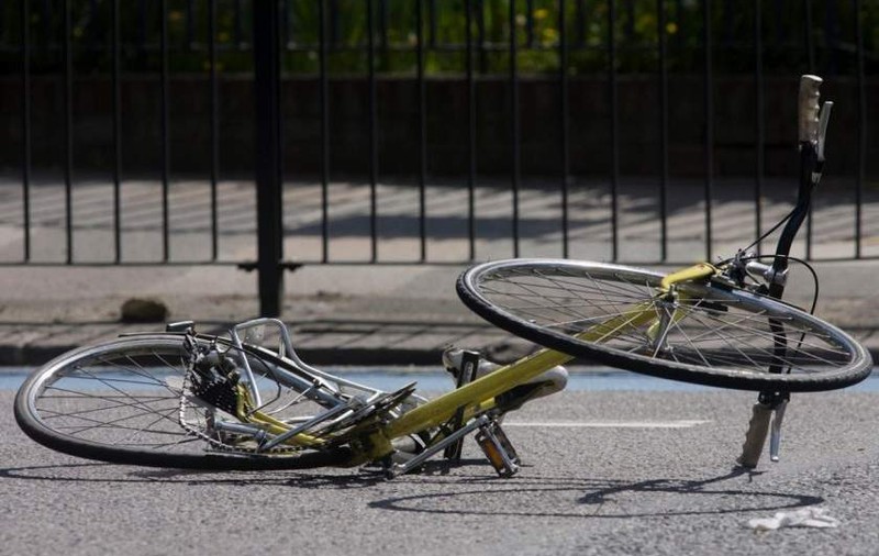 Un biciclist a murit pe loc, după ce a intrat cu mare viteză într-un cap de pod, în Neamţ