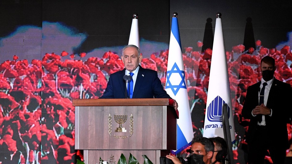Trei ani de la atacurile Hamas. Benjamin Netanyahu ține un discurs la cimitirul național de pe Muntele Herzl din Ierusalim Sursa foto: Profimedia
