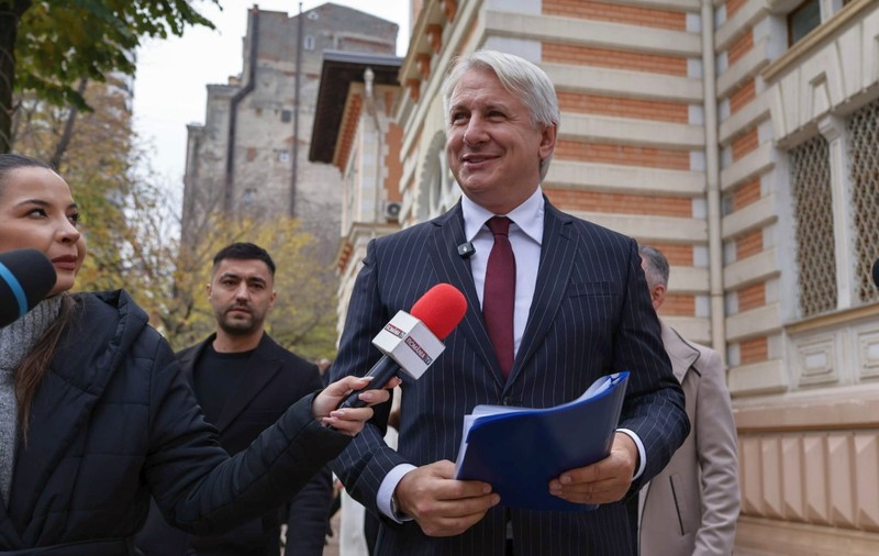 Eugen Orlando Teodorovici şi-a depus candidatura la Primăria București. A susținut că parcarea va costa un leu pe oră dacă va fi ales