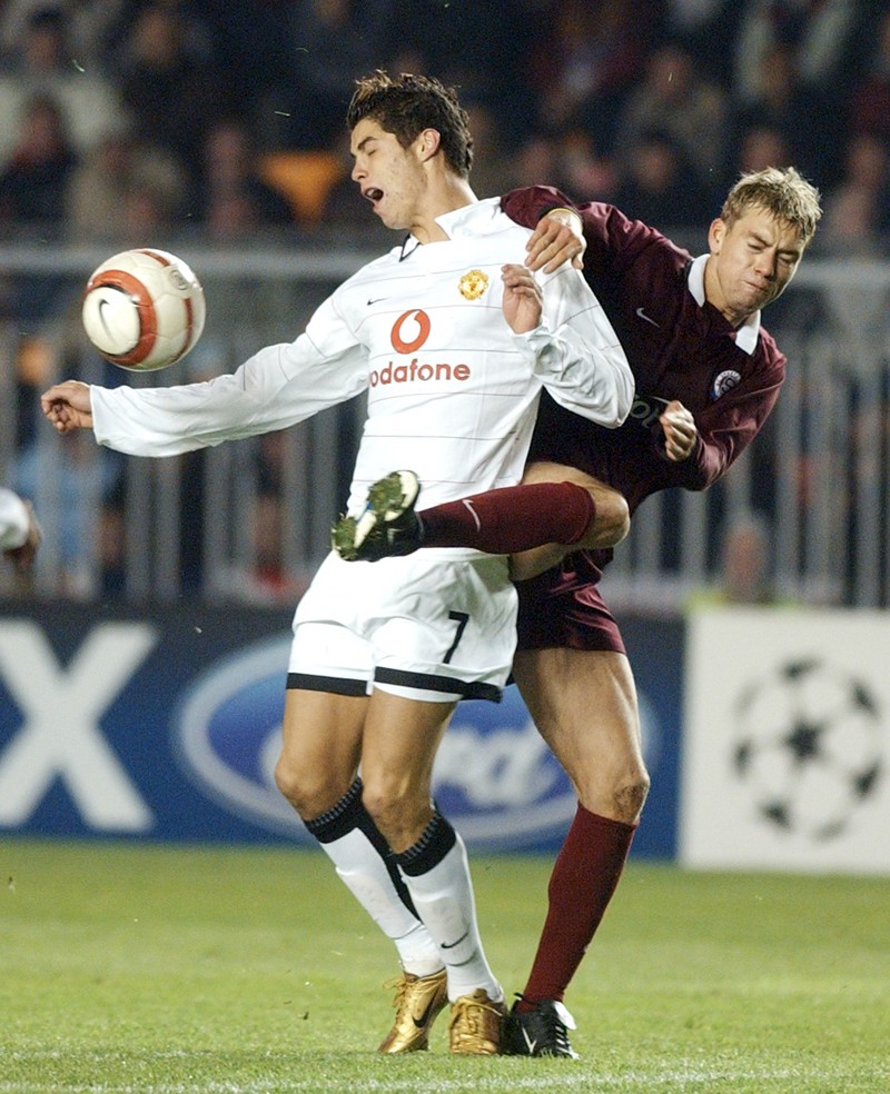 Pavel Pergl (dreapta), în duel cu Cristiano Ronaldo. FOTO: Michal Beránek (Sport)