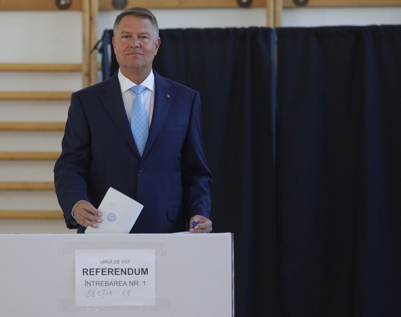 FOTO | Klaus Iohannis a votat la alegerile europarlamentare şi la referendum: "Veniţi la vot, dragi români! Astăzi, puteţi să începeţi să schimbaţi România!"