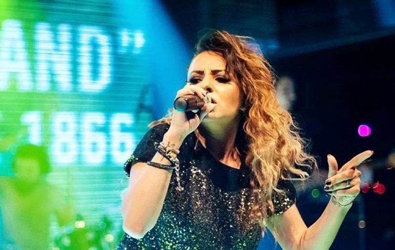 Giulia a REVENIT pe SCENĂ la 6 luni după ce a născut. Îți place cum arată? | FOTO