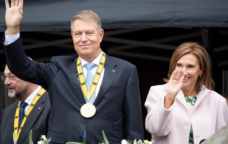 Cum a apărut Carmen Iohannis la brațul președintelui în Aachen, Germania. Prima Doamnă, admirată de toată lumea