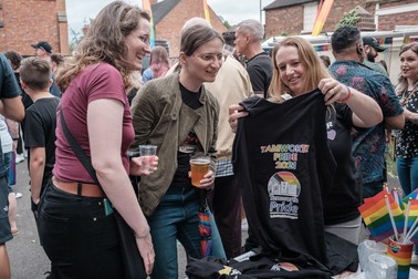 Ella își cumpără un tricou la sărbătoarea Pride din Tamworth. UK, august 2021