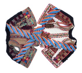 Mircea Cantor, Anthroposynaptic (Dior Bihor) 2018, Broderie pe țesătură (Vestă Dior, Toamna 2017 și cojoc binșenesc, Bihor, România), 120x110 cm, Courtesy the artist