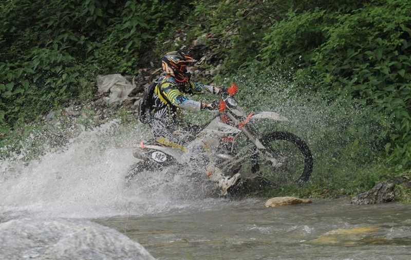 FOTO/ Atenție, trec motocicliștii... extremi!