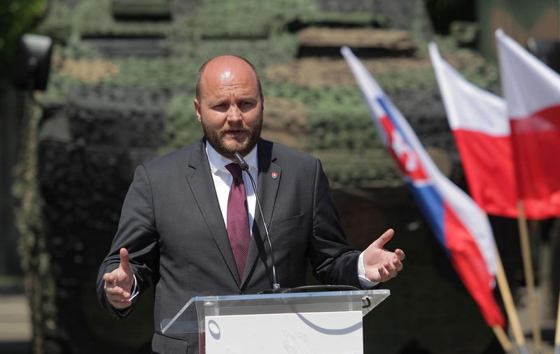 Personalul ambasadelor Slovaciei şi Sloveniei din Kiev, evacuat în România