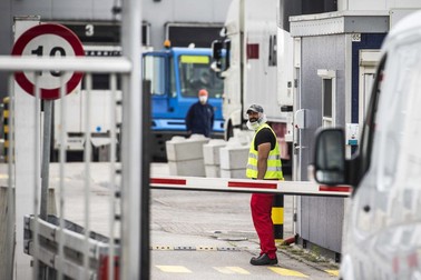Intrarea într-un abator aparținând grupului Vion din Olanda | Foto: EPA